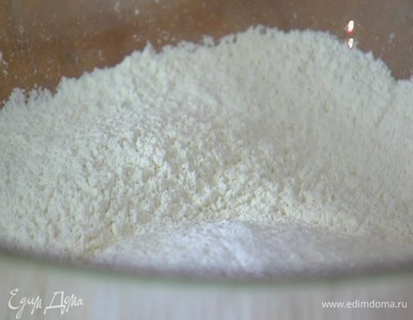Муку перемешать с разрыхлителем и солью.