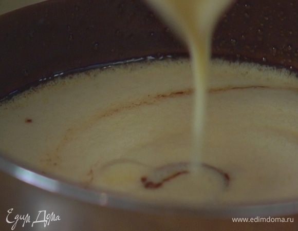 Растопленный шоколад с маслом слегка остудить, затем ввести взбитые яйца и перемешать.