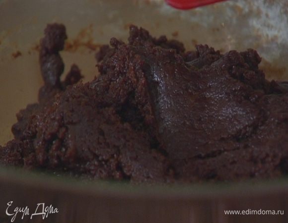 В муку влить шоколадно-яичную массу и вымешать тесто.