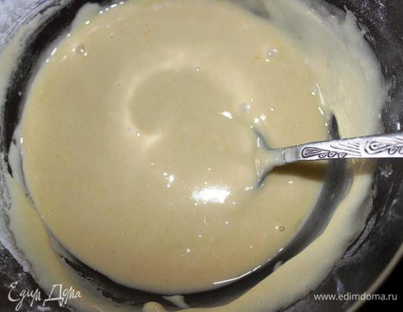 Добавляем просеянную муку и тщательно перемешиваем, чтобы не было комочков. Тесто по консистенции должно получиться как на оладьи.