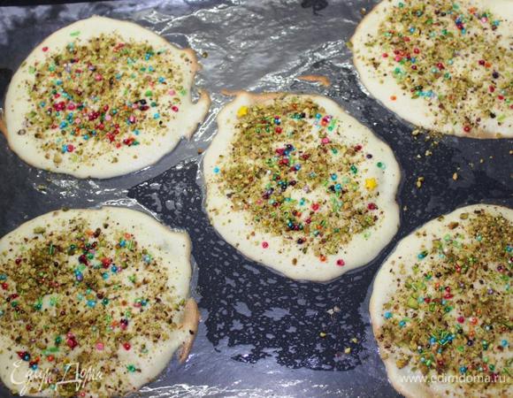 И ставим в разогретую духовку на 5-7 минут (в зависимости от духовки) до легкого румяного оттенка краев. Следите за процессом выпечки, чтобы не передержать заготовки.
Достаём противень и теперь самый ответственный момент...