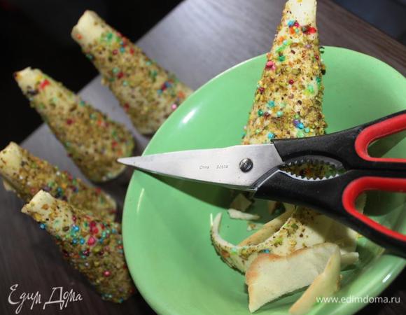 Пока выпекается вторая партия, обрезаем основание ёлочек ножницами, чтобы они устойчиво стояли.