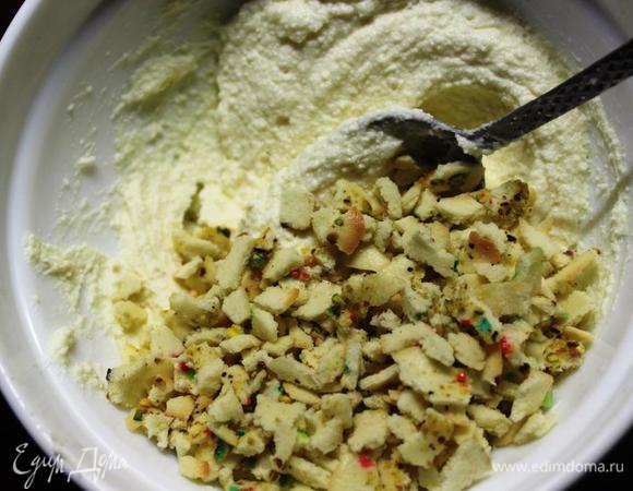 Пока они полностью остывают, готовим крем:

Однородный творог (лучше протереть через сито или взбить) смешиваем с размягченным сливочным маслом, ванильным сахаром и сахарной пудрой. Добавляем измельченные обрезки наших заготовок и оставшиеся орешки. Также можно разнообразить творожную массу своими добавками (для взрослых я добавила чайную ложку коньяка).