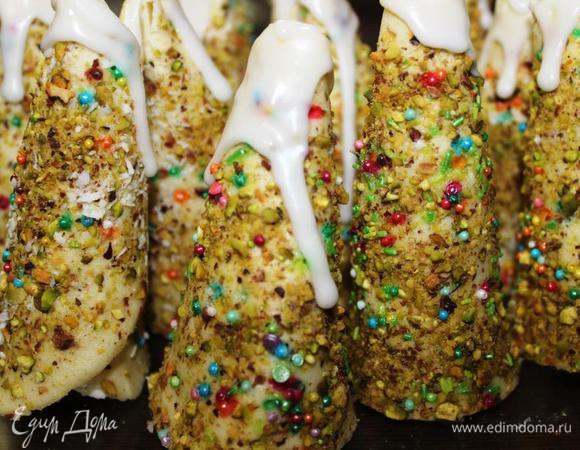 Для красоты верх ёлочек я полила простой густой сахарной глазурью: пару столовых ложек молока + сахарная пудра до необходимой консистенции (всегда делаю на глаз, чтобы масса была густой, но капля ещё стекала). Можно полить растопленным белым шоколадом или оставить как есть.