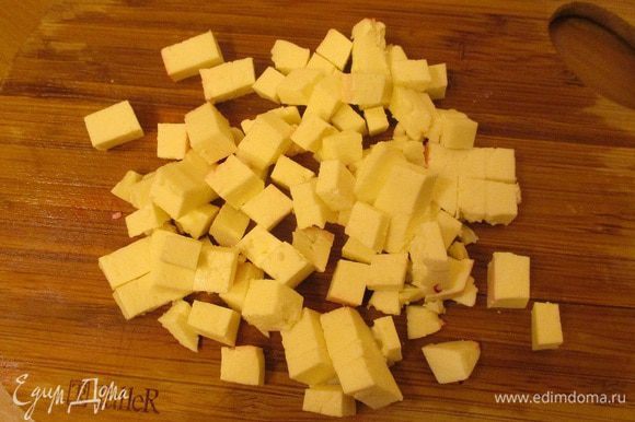 Пока кускус заваривается, режем сыр и свеклу небольшими кубиками (5 мм)