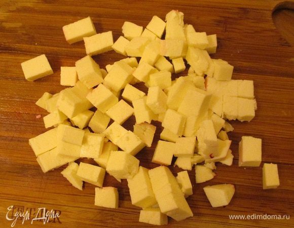 Пока кускус заваривается, режем сыр и свеклу небольшими кубиками (5 мм)