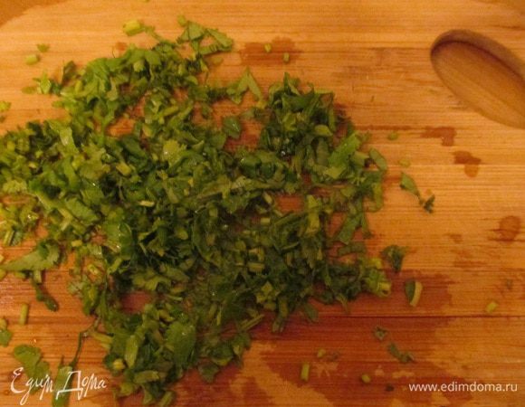 Измельчаем кинзу.