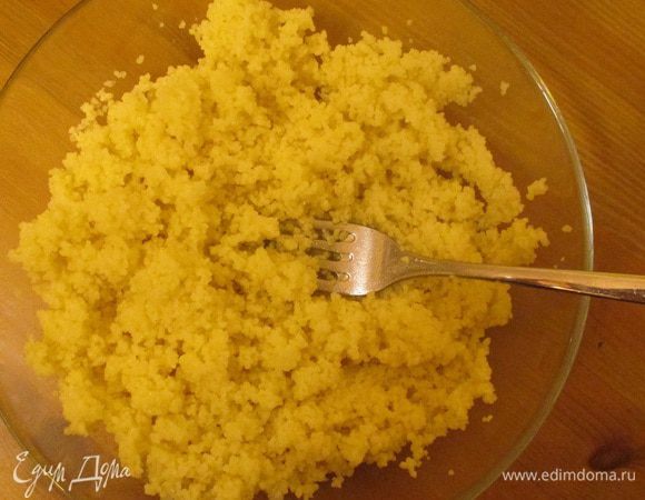 В кускус добавляем соль, оливковое масло и хорошо разрыхляем вилкой