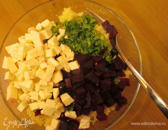 Соединяем кускус, свеклу, сыр и кинзу и перемешиваем.