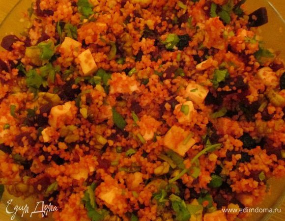 Добавляем грецкие орехи и изюм и аккуратно перемешиваем снова.