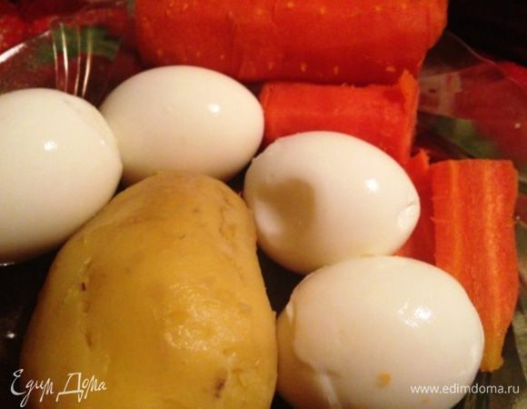 Картофель, морковь, яйца отварить отдельно и очистить.