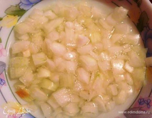 Лук почистить, порезать мелкими кубиками. При желании замариновать в уксусе или лимонном соке.