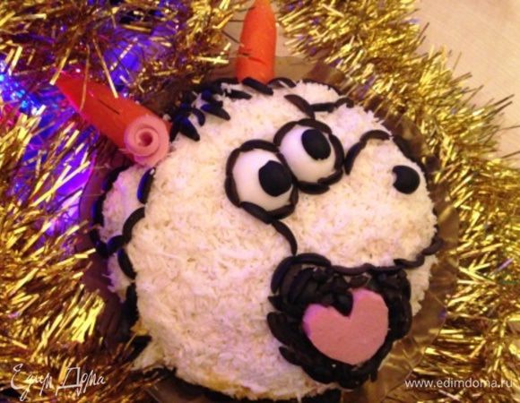 Украшаем:

Из 2-х кружков белка и 2-х половинок маслин сделать глаза.
Мелко нарезанные маслины выложить так, чтобы получился открытый рот.
Из колбасы сделать язык и розочку.
Из моркови сделать рога.

И пусть символ года принесет нам удачу в новом году!