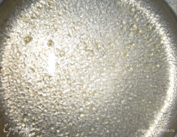 Замочить желатин, 1 чайную ложку с верхом, в холодной воде на 40 минут.