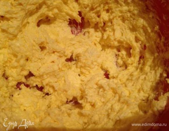 Желтки взбить с сахаром и ванилином.
Добавить размягченное масло, взбить.