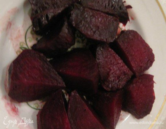 Чистим и разрезаем отварную свеклу.