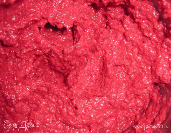 Измельчаем свеклу до состояния пюре, добавляем майонез, сок лимона и еще раз блендером взбиваем до нежной массы. Можно посолить или поперчить по вкусу. Но я этого не делала. Подогреть желатин, но не доводить до кипения, влить в свекольный мусс и еще раз включить блендер.