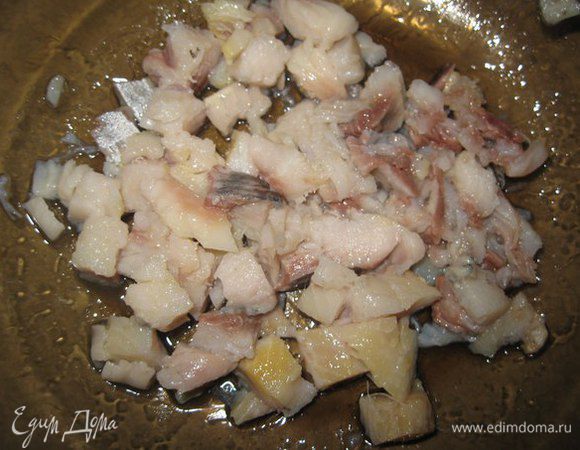 Нарезаем селедку на маленькие кусочки.