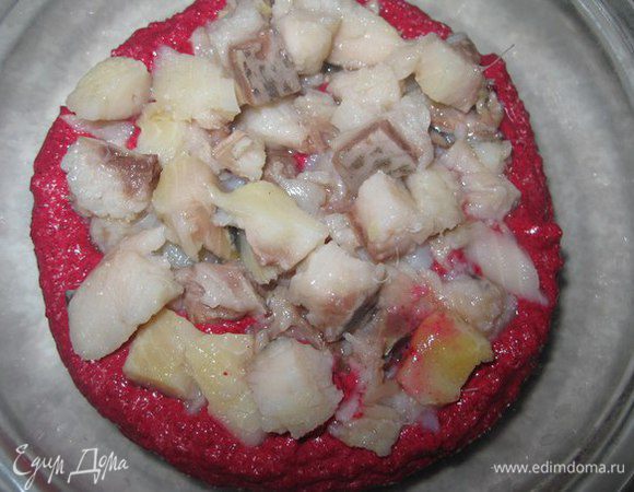 В форму выкладываем половину свекольного мусса, наверх селедку. У меня стеклянная тарелка, получится салат в виде торта.