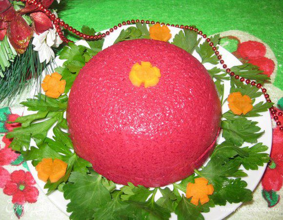 Переворачиваем салат на сервировочное блюдо и украшаем зеленью и морковью. Приятного аппетита и Новогодний тост на Удачу! В этот праздник новогодний Я желаю от души. Чтобы все наши мечтанья Исполнение нашли. Чтоб здоровье было крепким, Счастьем полнилась семья, Чтоб везде Вас окружали Лишь сердечные друзья!