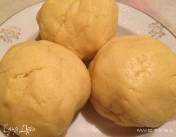Смешать муку с разрыхлителем.
Постепенно всыпать в яично-масляную массу, перемешивая.
Замесить тесто, разделить на 3 части и поставить в холодильник на 30 мин.