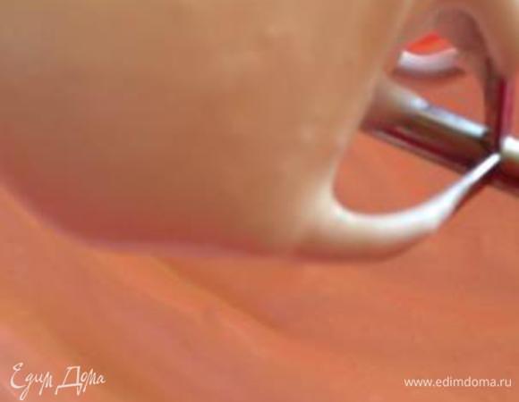 Белки взбить, постепенно добавляя сахар.
Должна получиться гладкая блестящая масса, которая не падает с венчика.