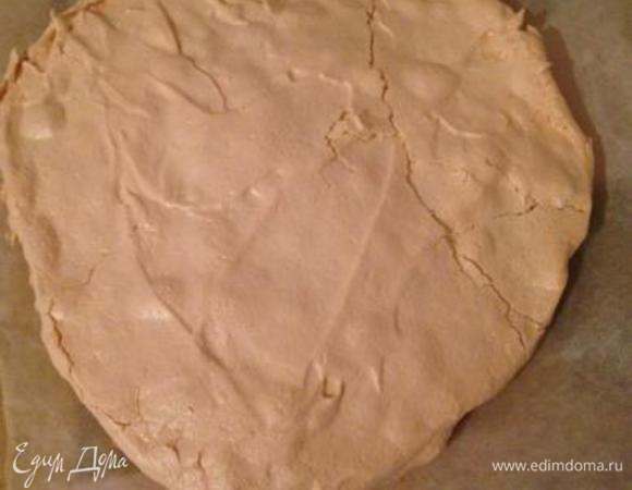 На листе пергамента раскатать 1 часть теста. Если нужно, обрезать под желаемую форму.
Сверху распределить 1/3 часть белковой массы и поставить в разогретую до 160 гр. духовку на 40 мин.
Так же испечь еще 2 коржа.