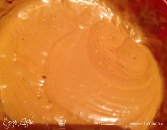 Для крема взбить размягченное масло с коньяком и со сгущенкой.