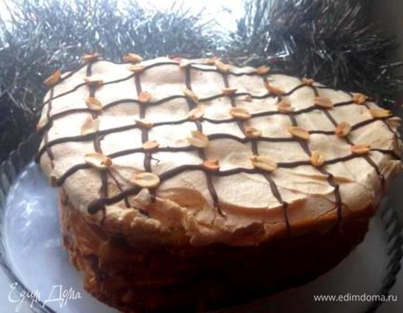Сверху положить 2-й корж (безе вниз).
На него нанести оставшийся крем и орехи (немного оставить для украшения).
Сверху накрыть 3-м коржом (безе вверх) и украсить по желанию.
Например, сеточкой из расплавленного шоколада и половинками орехов.