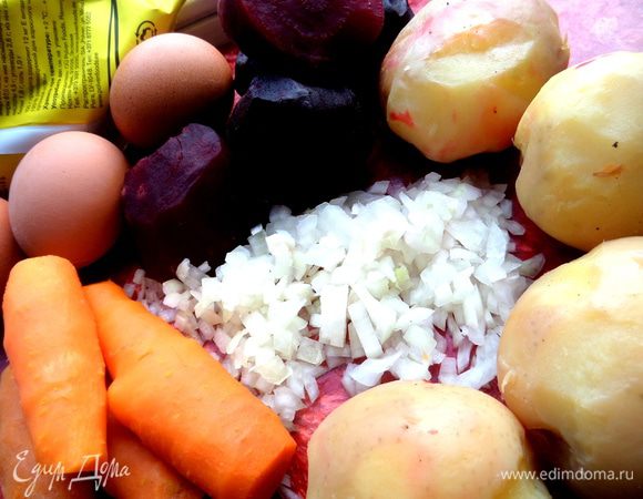 Отвариваем заранее овощи, охлаждаем.