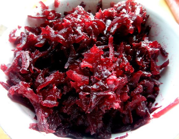 Свёклу натереть крупно.