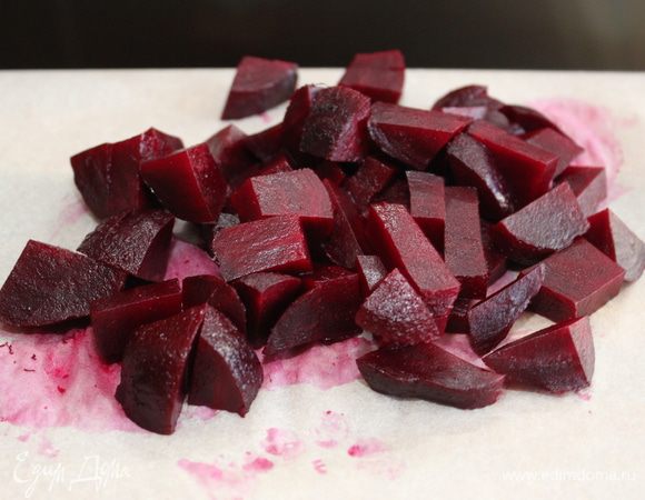 Свеклу отварить, почистить, нарезать на небольшие кусочки. Замочить желатин в холодной воде.