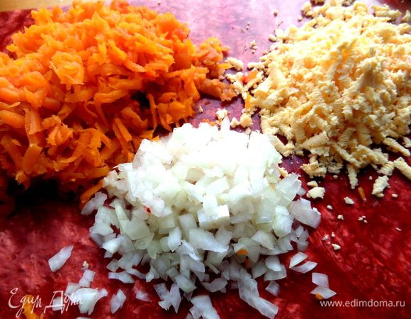 Так как форма будет переворачиваться,начнём с желтка... Отделим их от белков и на тёрке также...