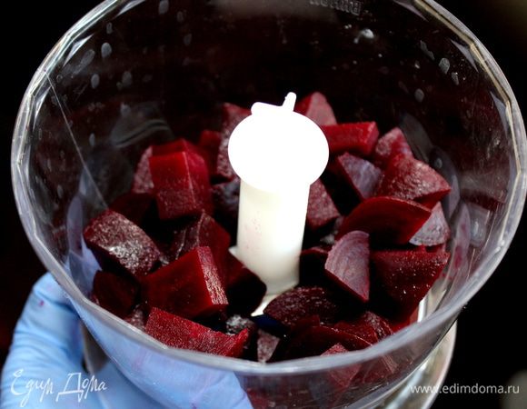 Положить свеклу в блендер.