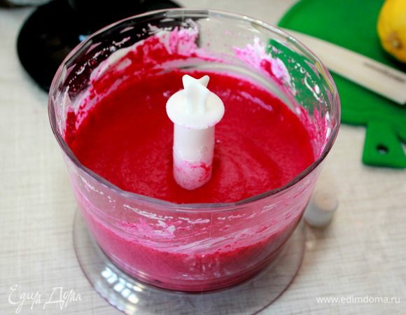 Добавить майонез, соль, молотый кориандр и измельчить до состояния пюре. Влить лимонный сок и попробовать свекольное пюре на вкус. Оно должно быть приятного кисло-сладкого вкуса. Желатин подогреть (не доводить до кипения!) и влить в пюре. Снова включить блендер и взбить до гладкой массы.