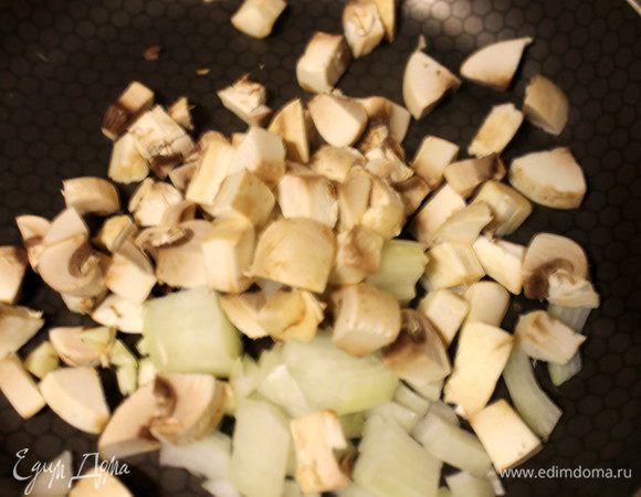 Куриное бедро отварить до готовности. Остудить и разобрать на волокна. Грибы и лук нарезать крупными кубиками, и обжарить в масле до золотистого цвета.