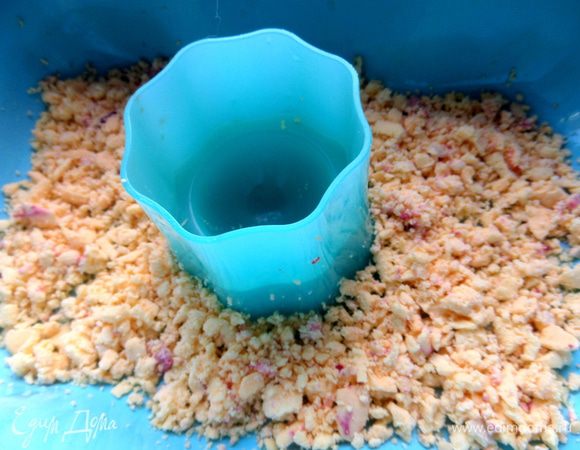 Насыпаем на дно желток.