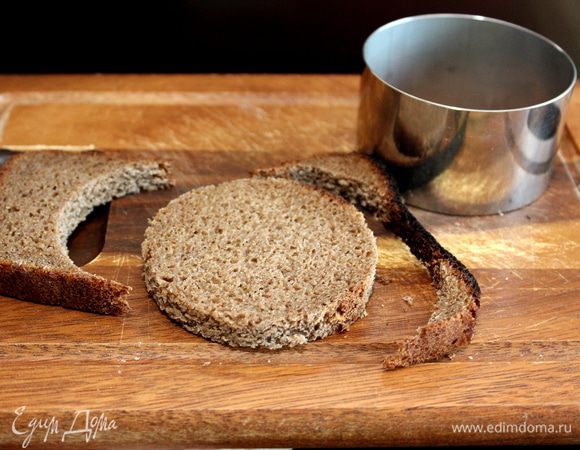 Вырежьте круглые заготовки из ржаного хлеба.