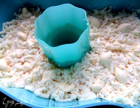 Насыпаем на желтковый слой.