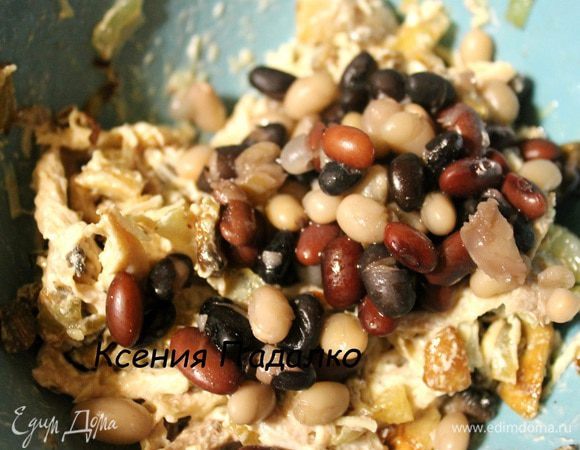 В глубокую тарелку кладем мясо, обжаренные грибы с луком, фасоль, чеснок пропущенный через пресс, майонез, посолить и поперчить по вкусу. Перемешать. Выложить горкой на тарелке и сверху посыпать сыром натертым на мелкой терке.