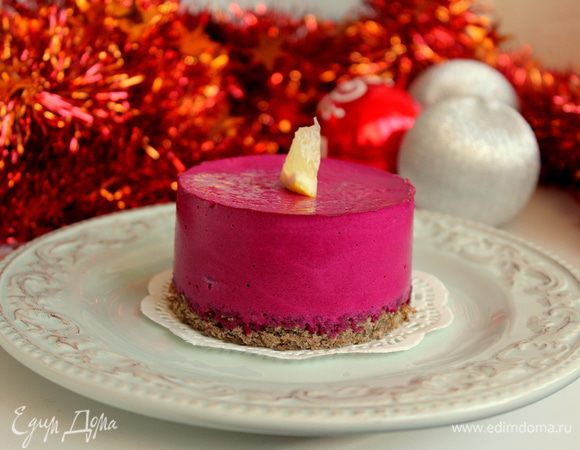 Наденьте кольца на хлебные донышки и залейте свекольным муссом. Уберите в холодильник на час. Если подавать планируете на следующий день, снимайте кольца только перед подачей, иначе края мусса завертятся. Можно смазать верх тонким слоем растительного масла. Перед подачей украсьте "Новогодние свечи" кусочками лимона.