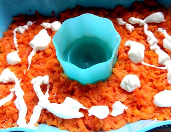 Морковка натёртая и сверху накапать майонез (почему-то грузится только банками, но это дело вкуса!).
