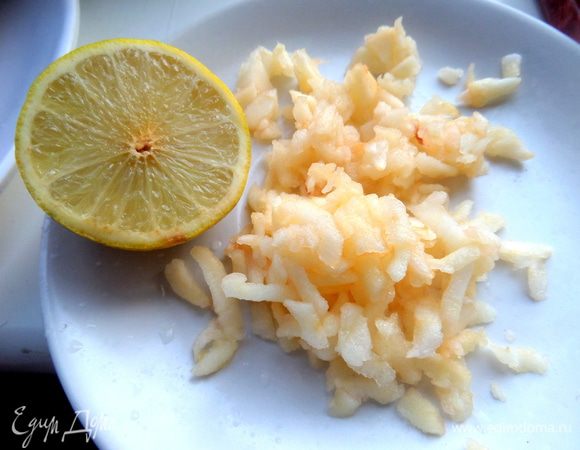 Немного яблока натираем,сбрызнем лимонным соком. Я люблю яблочко в шубе, кто не пробовал, предлагаю добавить чуть-чуть!