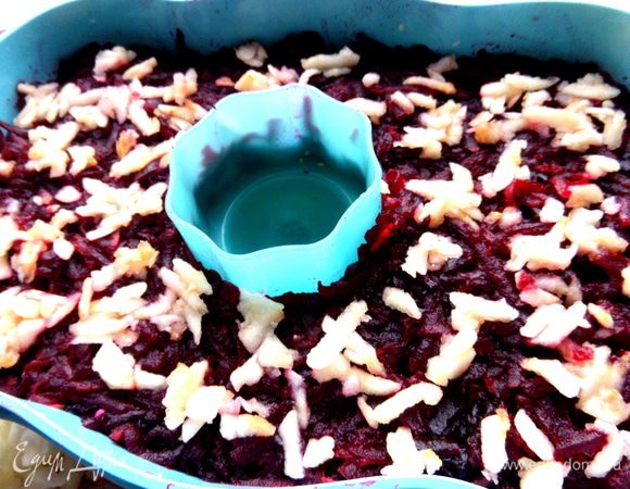 Насыпаем яблочко на свёклу.