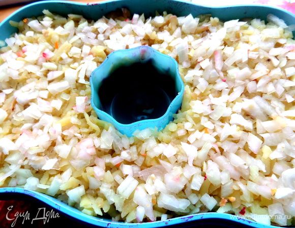 Часть картофеля и лук.