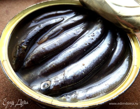 Килечку отчищаем от хвостиков, косточек, голов... Я это делаю часто,поэтому делаю одним движением руки)))