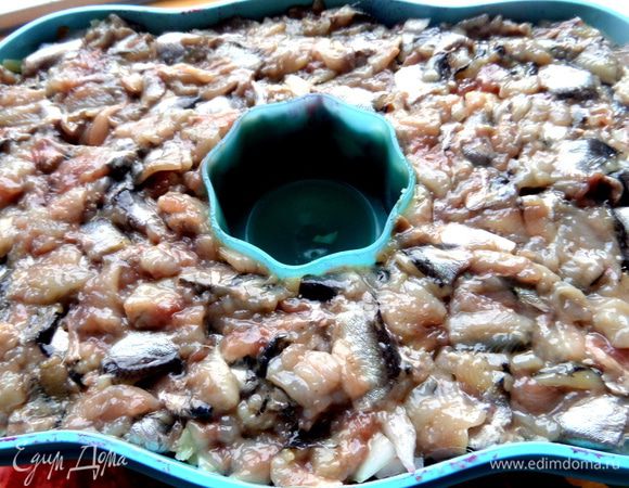 Кусочки килечки располагаем предпоследним слоем (он будет внизу!).