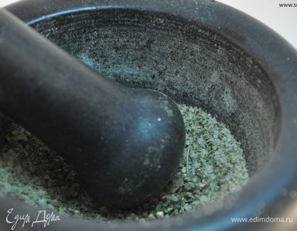 Приготовьте маринад для свинины: для этого сложите в ступку лавр, очищенные зубчики чеснока, черный перец горошком и соль. Перетрите их в порошок крупной фракции (но не очень мелкий, нам не нужна совсем мелкая «пыль»). 
 
Лавровый лист не очень хорошо поддается истиранию, т.к. он плоский, поэтому я предлагаю использовать крупную морскую соль и горошины перца как абразив.
Не удивляйтесь: лавровый лист здесь выступает как основная пряность. Только здесь мы используем ее не привычном виде, а в виде молотой приправы, которой будет натираться кусок мяса. Сейчас это уже не новость, но почему-то у нас лавровый лист используют только целиком и по одному назначению. Зря)). 
Если нет ступки, вполне можно обойтись без нее: лавровый лист можно поломать руками или порубить ножом. Но старайтесь сделать это как можно мельче.  «Палочки» от лаврового листа – толстые прожилки – можно удалить, но не страшно, если они останутся: при запекании они станут хрупкими и ломкими.
