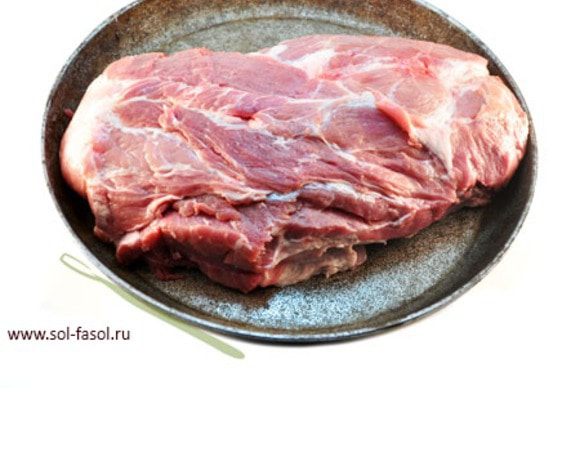  Возьмите свиную шею. Помните, что свиная шея очень жирная и небольшая, весом до 2, максимум 2,5 килограмма. Если Вам предлагают шею весом 3-4 килограмма – не верьте, это шея со значительной частью спинки, которая существенно дешевле и немного другого качества. Срезать жир не нужно, т.к. именно жир при запекании подтает и сделает мясо еще сочнее.

Полученным маринадом хорошо натрите свинину. В идеале мясо должно промариноваться сутки (в прохладном месте или в холодильнике), можно оставить его на ночь, но если у Вас совсем нет на это времени, можно начать запекать и через 30 минут. В случае долгого маринования закройте пищевой пленкой.