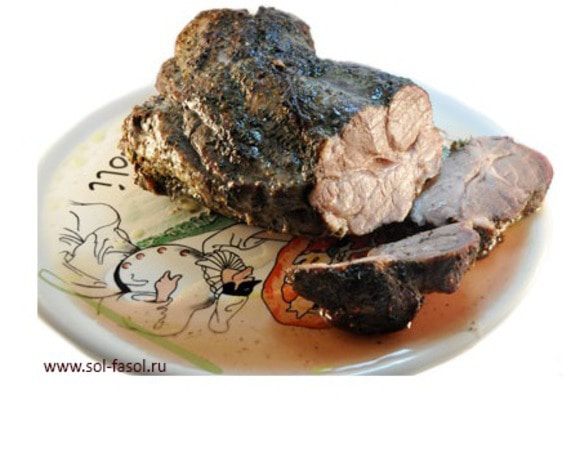 Не повышайте температуру выше 100°C, это очень важно. После запекания указанного времени на низких температурах, разогрейте духовку до 220°C и дайте образоваться красивой корочке – минут 30.

Мясо готово! Разрежьте его, внутри море сока, прозрачного, как слеза. При этом мясо буквально тает – оно очень мягкое. Ваши гости будут удивлены.  «Как Вам это удалось?».
